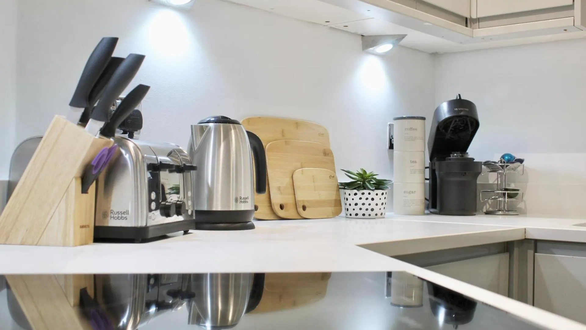 Central Brighton Apartment - 5 Min Walk From Beach And Pier And Within Walking Distance Of The Train Station - Sleeps Up To 6 Guests!