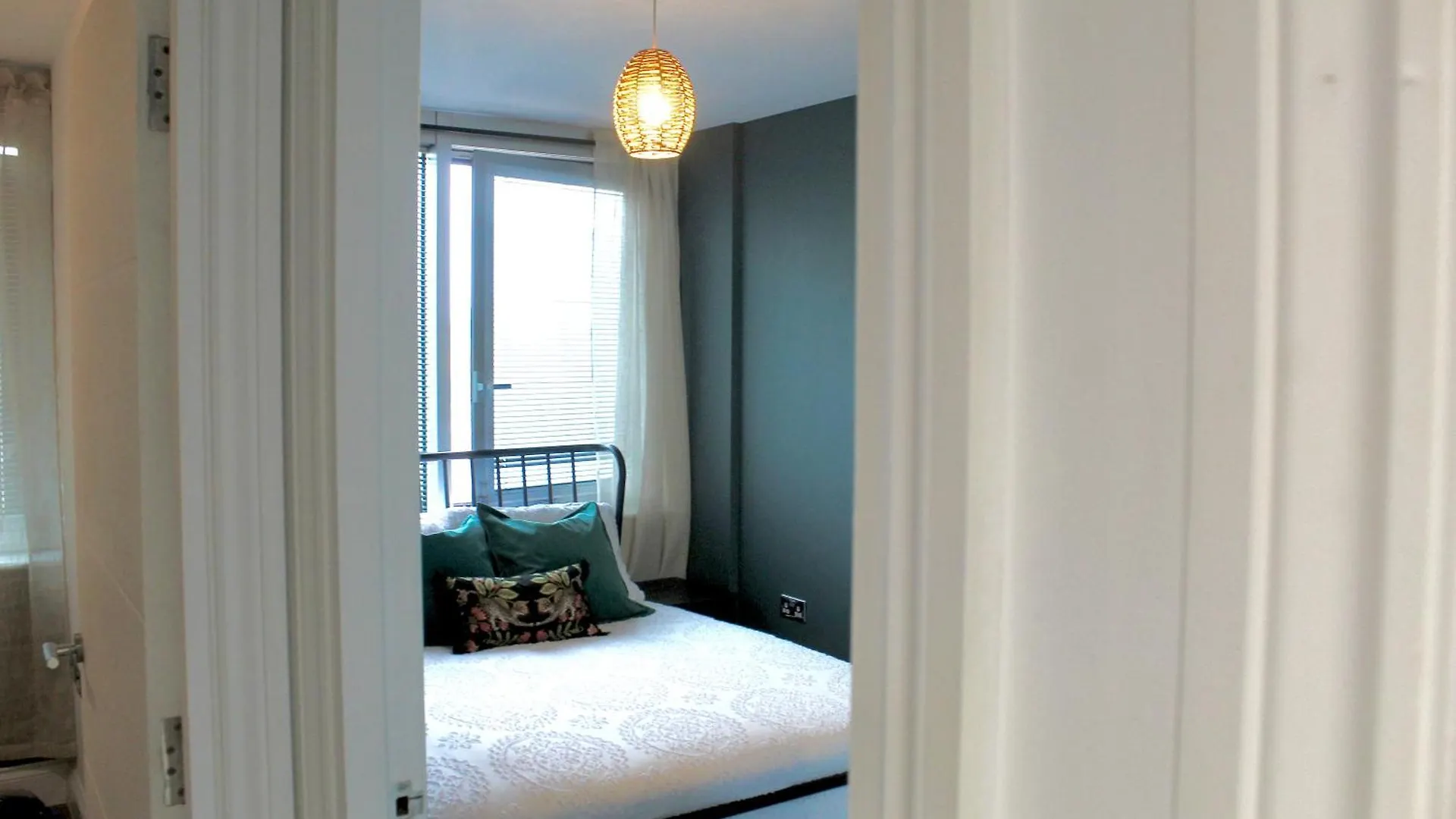Central Brighton Apartment - 5 Min Walk From Beach And Pier And Within Walking Distance Of The Train Station - Sleeps Up To 6 Guests! United Kingdom