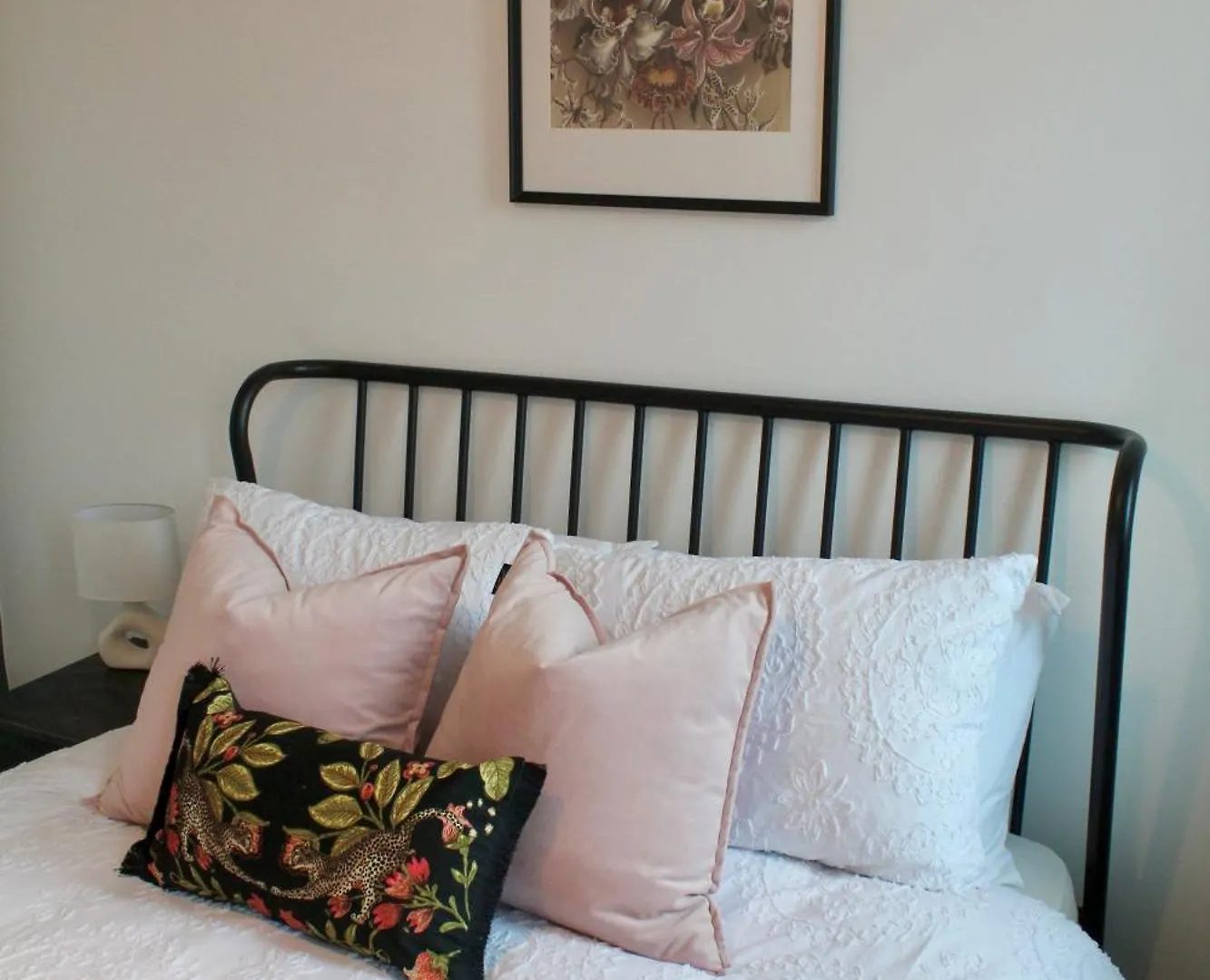 Central Brighton Apartment - 5 Min Walk From Beach And Pier And Within Walking Distance Of The Train Station - Sleeps Up To 6 Guests!
