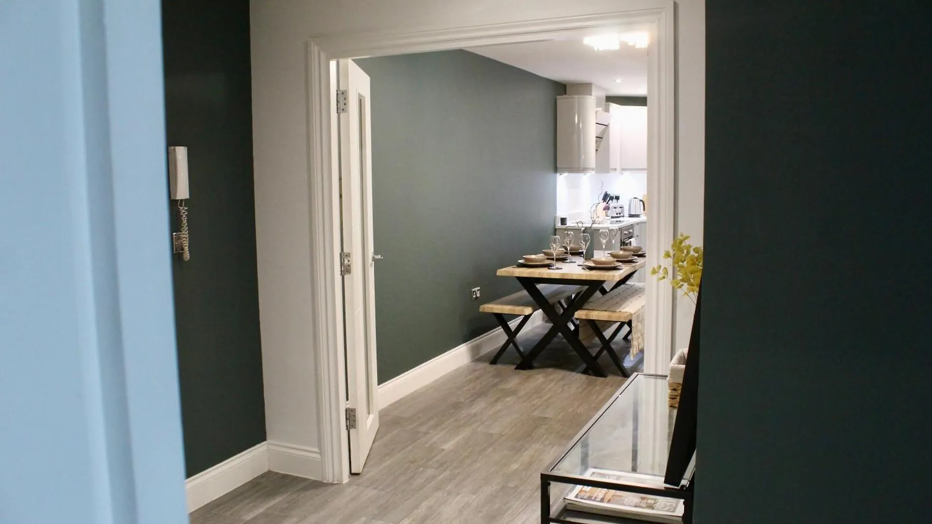 Central Brighton Apartment - 5 Min Walk From Beach And Pier And Within Walking Distance Of The Train Station - Sleeps Up To 6 Guests!