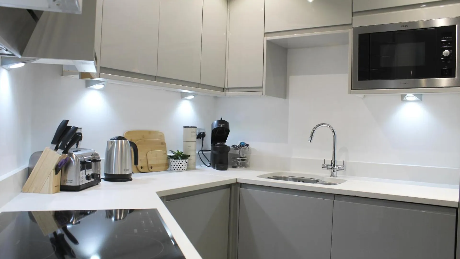 Central Brighton Apartment - 5 Min Walk From Beach And Pier And Within Walking Distance Of The Train Station - Sleeps Up To 6 Guests!