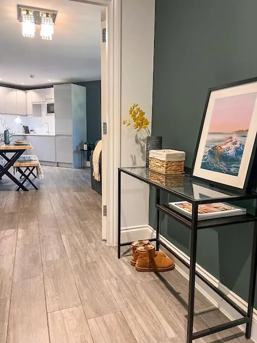 Central Brighton Apartment - 5 Min Walk From Beach And Pier And Within Walking Distance Of The Train Station - Sleeps Up To 6 Guests!