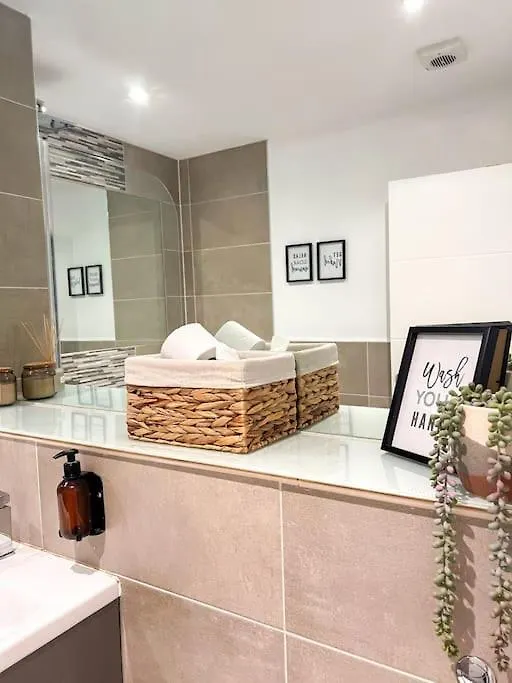 Central Brighton Apartment - 5 Min Walk From Beach And Pier And Within Walking Distance Of The Train Station - Sleeps Up To 6 Guests!