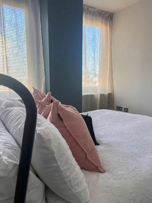 Central Brighton Apartment - 5 Min Walk From Beach And Pier And Within Walking Distance Of The Train Station - Sleeps Up To 6 Guests! United Kingdom