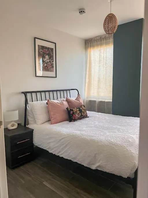 Central Brighton Apartment - 5 Min Walk From Beach And Pier And Within Walking Distance Of The Train Station - Sleeps Up To 6 Guests!