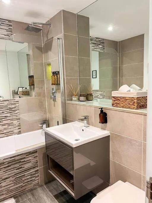 Central Brighton Apartment - 5 Min Walk From Beach And Pier And Within Walking Distance Of The Train Station - Sleeps Up To 6 Guests!