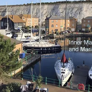  Apartment Marina Waves Apartment- Brighton, Free Parking, Patio, Ground-floor Home, Sleeps 3