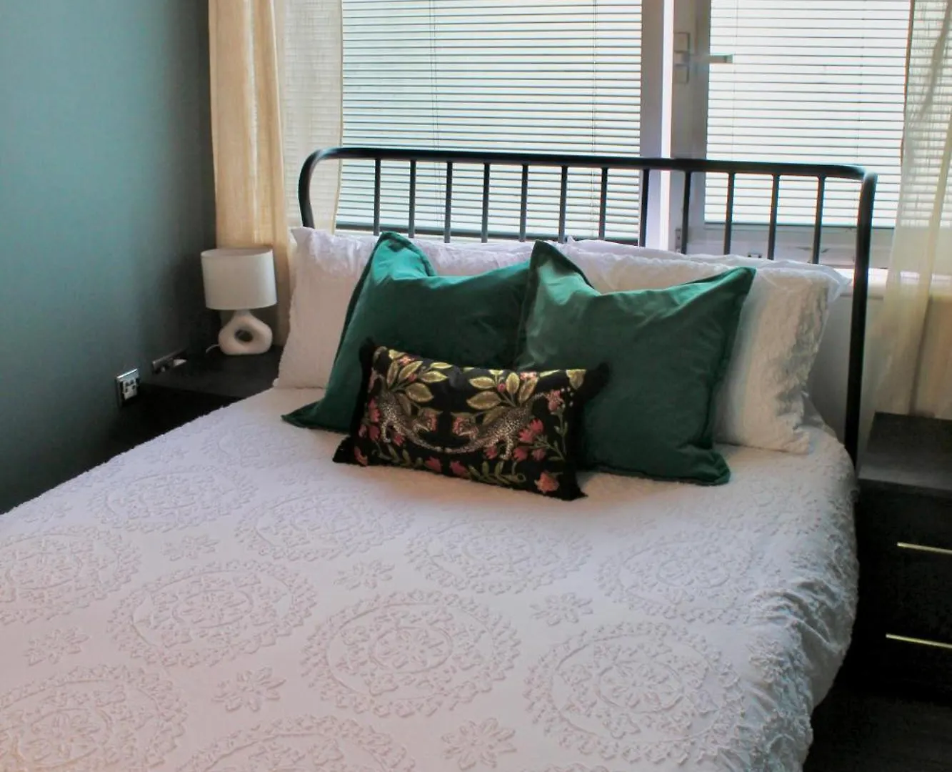 Central Brighton Apartment - 5 Min Walk From Beach And Pier And Within Walking Distance Of The Train Station - Sleeps Up To 6 Guests!
